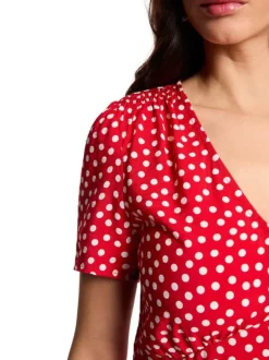 Robe longue rouge à coupe droite pourvue d'un col v et de manches courtes