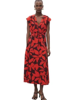Robe longue rouge fleurie avec des manches courtes et une coupe droite à col v