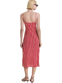 Robe longue rouge imprimée avec une coupe droite à col v et des bretelles