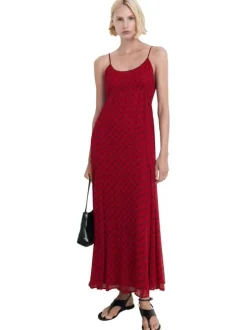 Robe longue rouge imprimée avec une coupe droite et un col rond à bretelles