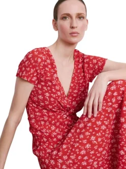 Robe longue rouge à motifs avec une coupe ajustée et un col v