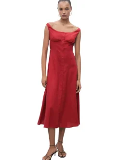 Robe longue rouge unie avec une coupe droite à col rond et des bretelles