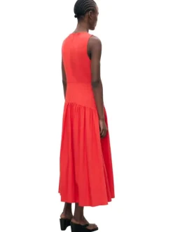 Robe longue rouge unie avec une coupe droite à col rond et sans manches