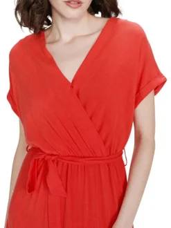Robe longue rouge unie avec une coupe fluide et un col V croisé