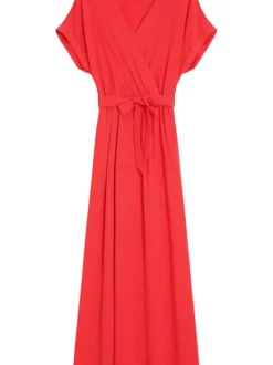 Robe longue rouge unie avec une coupe fluide et un col V croisé