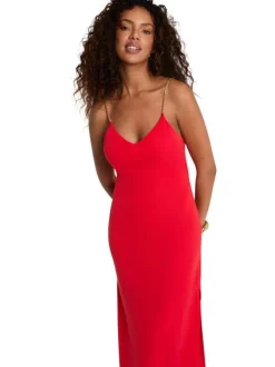 Robe longue rouge unie pourvue d'une coupe droite et d'un décolleté en V