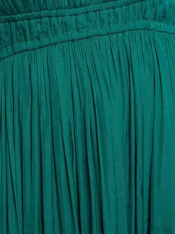 Robe longue sapin unie pourvue d’une coupe évasée et d’un col en V