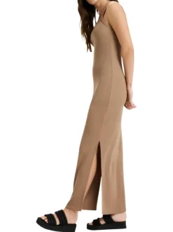 Robe longue taupe en maille côtelée avec une coupe ajustée et un col carré