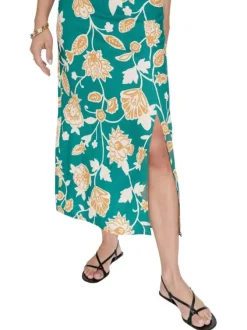 Robe longue verte à motifs floraux avec une coupe cintrée et un col V