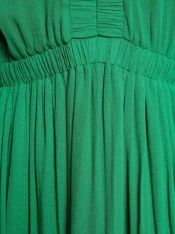 Robe longue verte unie pourvue d'une coupe large et d'un col en V