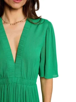 Robe longue verte unie pourvue d'une coupe large et d'un col en V