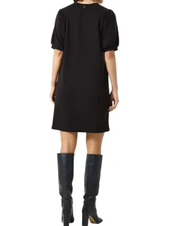 Robe manches courtes mi-longue noire unie avec une coupe droite et un col v