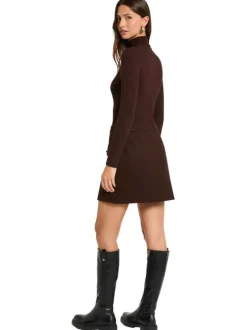 Robe marron pourvue d'une coupe ajustée et d'un col montant côtelé