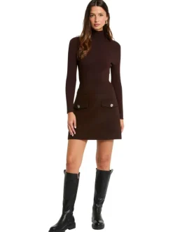 Robe marron pourvue d'une coupe ajustée et d'un col montant côtelé