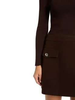 Robe marron pourvue d'une coupe ajustée et d'un col montant côtelé