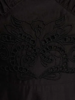Robe midi en coton noire uni avec une coupe évasée et un décolleté en V festonné