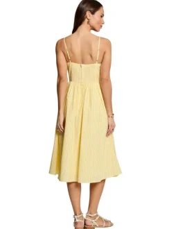 Robe midi jaune à rayures pourvue d'une coupe évasée et un décolleté cache-coeur