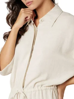 Robe mi-longue beige unie pourvue d'une coupe cintrée et d'un col chemise