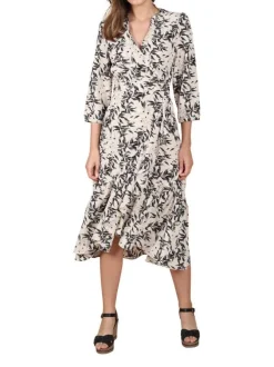 Robe mi-longue blanche imprimé feuille all-over avec une coupe portefeuille et un décolleté cache-coeur