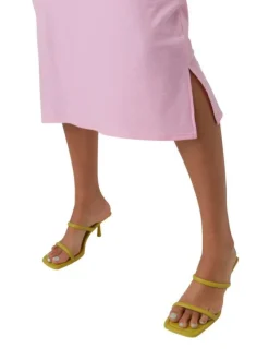Robe mi-longue à larges bretelles rose unie avec une coupe droite et un col v