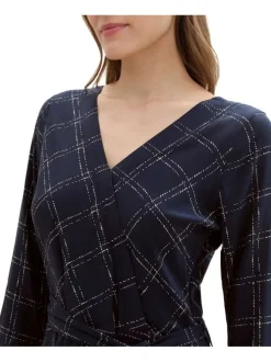 Robe mi-longue marine à carreaux blancs avec une coupe droite et un col en V