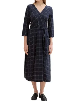 Robe mi-longue marine à carreaux blancs avec une coupe droite et un col en V