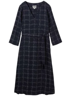 Robe mi-longue marine à carreaux blancs avec une coupe droite et un col en V