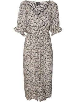 Robe mi-longue noire fleurie avec une coupe droite col v et à manches courtes