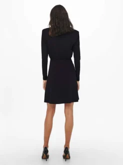 Robe noire coupe régular avec un col en v