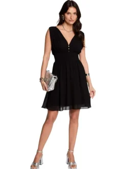 Robe sans manches courte noire unie avec une coupe droite et un col v