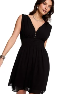 Robe sans manches courte noire unie avec une coupe droite et un col v
