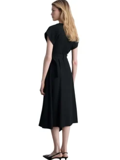 Robe sans manches midi noire unie à coupe évasée avec un col v profond