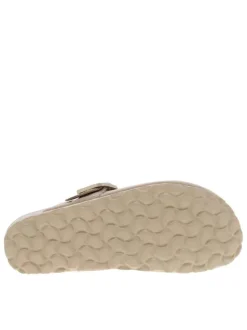 Sabots en cuir taupe avec un talon plat et une boucle à ardillon