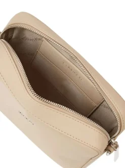 Sac à bandoulière beige uni lisse avec le nom de la marque et une anse large