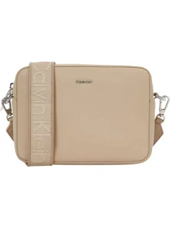 Sac à bandoulière beige uni lisse avec le nom de la marque et une anse large