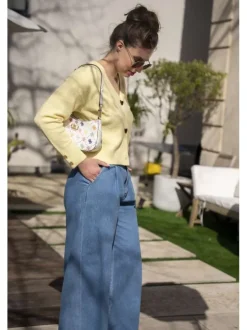 Sac à bandoulière blanc forme banane orné d'un motif monogramme