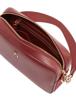 Sac bandoulière bordeaux uni avec un zip de fermeture et logo iconique
