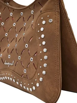 Sac à bandoulière camel zippé avec des œillets et des clous décoratifs