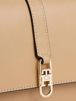 Sac à bandoulière caramel uni avec languette aimantée et logo doré