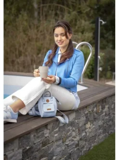 Sac à bandoulière ciel uni avec nom iconique sur le devant et une pochette