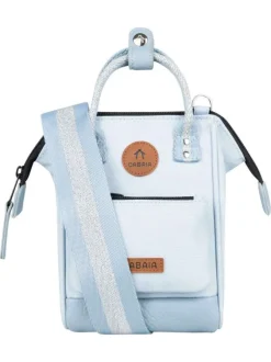Sac à bandoulière ciel uni avec nom iconique sur le devant et une pochette