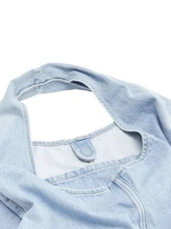 Sac bandoulière en coton bleu clair denim uni avec une fermeture bouton-pression