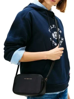 Sac à bandoulière noir pourvu du nom de la marque doré embossé