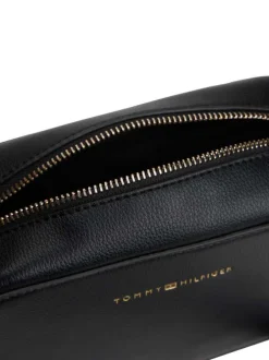 Sac à bandoulière noir pourvu du nom de la marque doré embossé