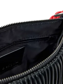 Sac bandoulière noir uni avec une anse rouge et une bandoulière réglable