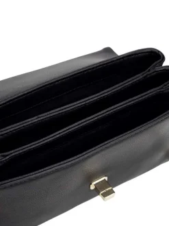 Sac à bandoulière noir uni avec un effet grain et un fermoir pivotant doré