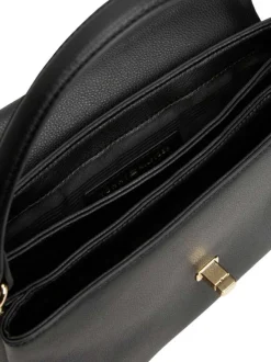 Sac à bandoulière noir uni avec un effet grain et un logo doré