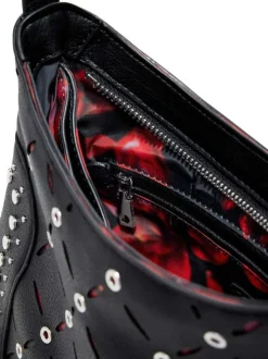 Sac à bandoulière noir zippé avec des œillets et des clous décoratifs