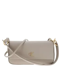 Sac beige uni avec une bandoulière et logo iconique à l'avant