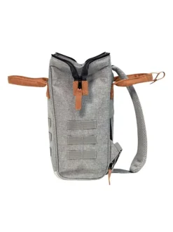 Sac à dos gris clair uni avec une fermeture zippée et des poches interchangeables